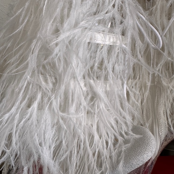 Elegant White Feathered Platform Heels - Picture 5 of 7